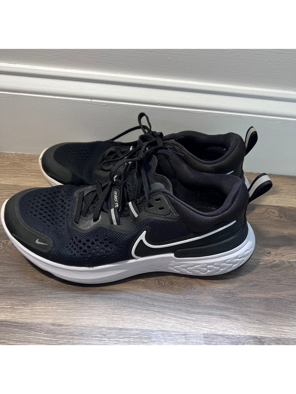 Nike Miler React, Black and White Running Shoes, Women's size 8.5